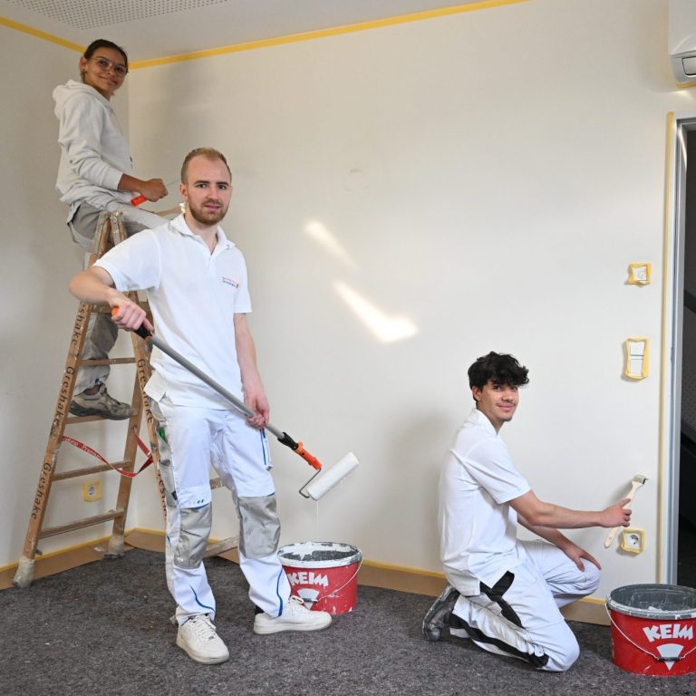 © Andreas Buck Drei Maler streichen eine Wand