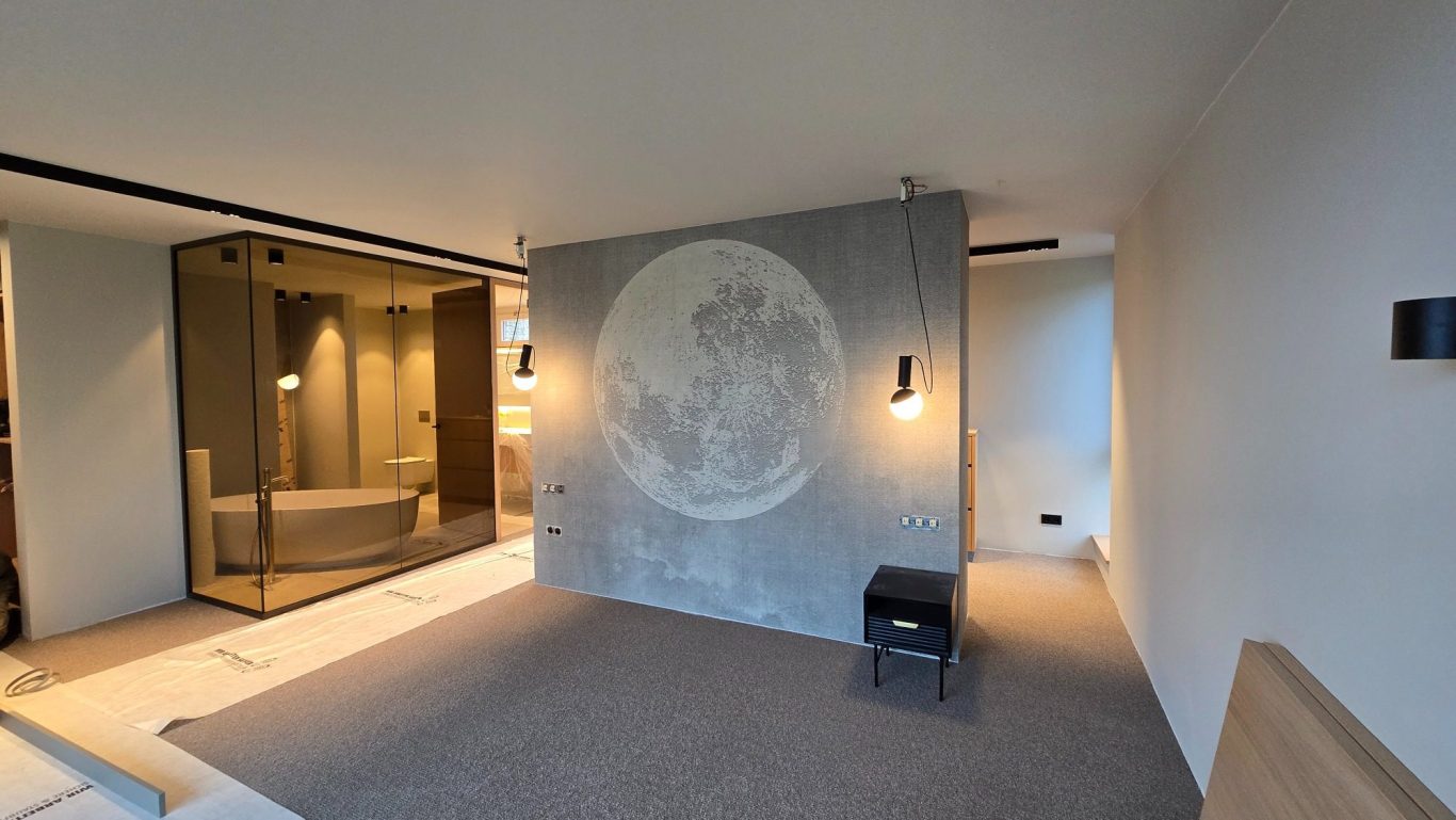Fototapete mit einem Vollmond auf die Rückseite eines Einbaukleiderschrankes tapeziert