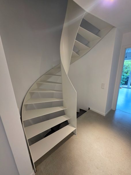 Wendeltreppe, weiß lackiert