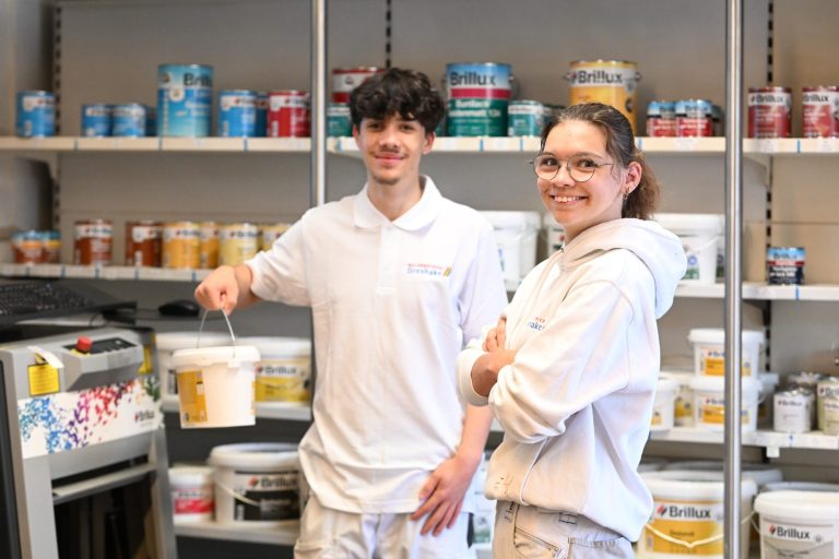 © Andreas Buck Zwei Maler mit Farbeimern