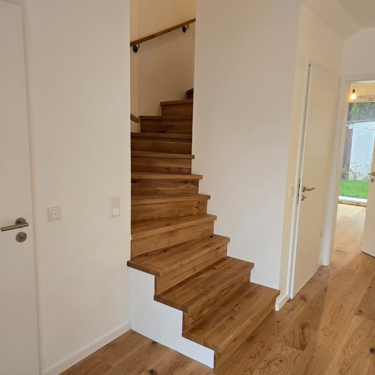 Treppenhaus gestrichen. Eichenstufen ohne Sockelleisten, Anstrich mit sauberer Acrylfugen zur Stufe.